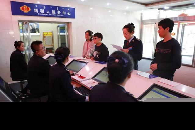 东胜区税务局建立全能型导税台,为纳税人提供&ldquo;精准指引&rdquo;